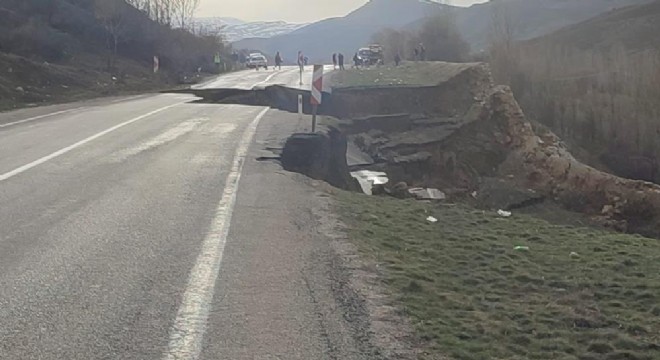 Gümüşhane-Erzincan karayolunda heyelan